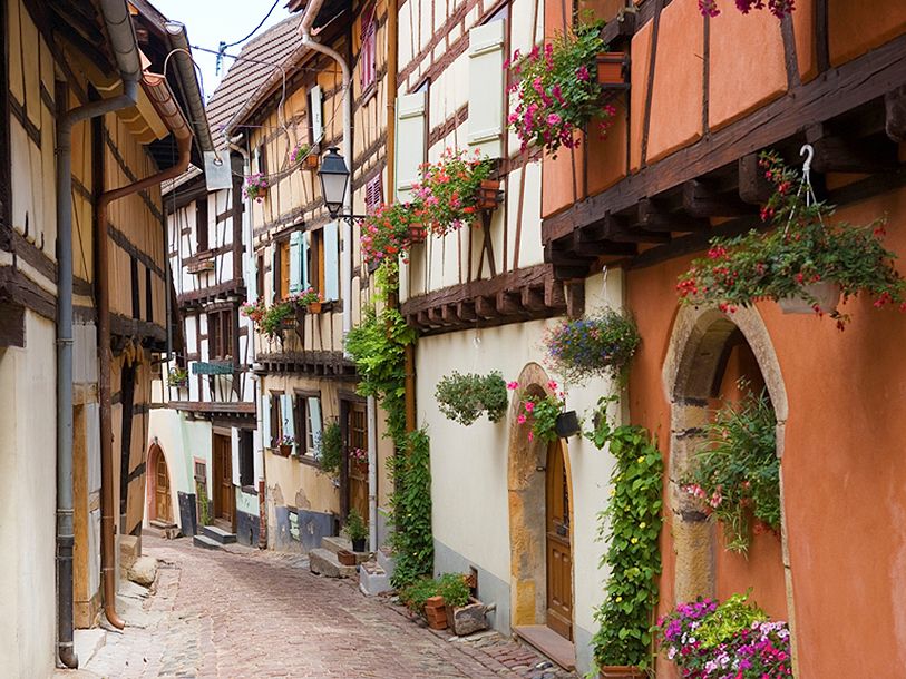 Tag en gåtur i Eguisheim blomsterprydede gader, og mærk stemningen